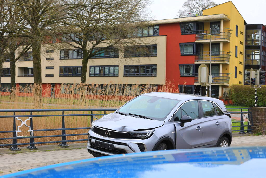 Automobilist botst op afslaande lesauto