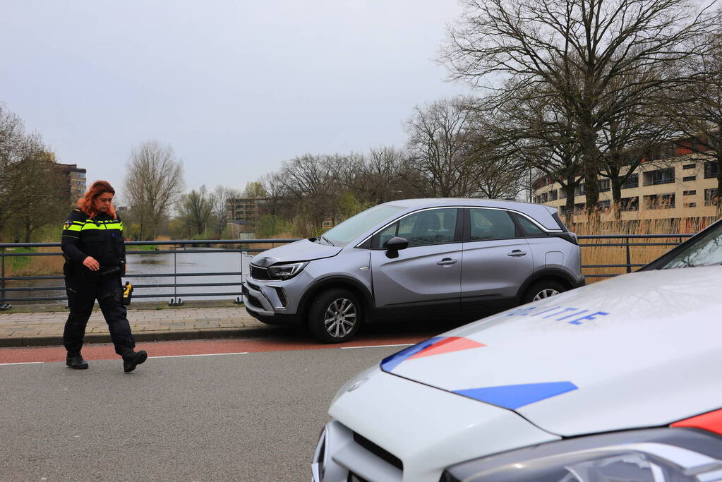 Automobilist botst op afslaande lesauto