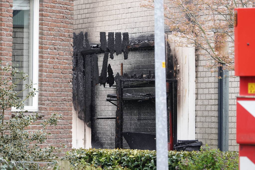 Woning beschadigd door brand in schuur