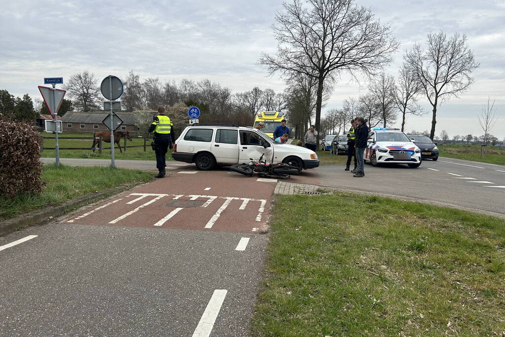 Bestuurder van brommer gewond bij botsing met auto