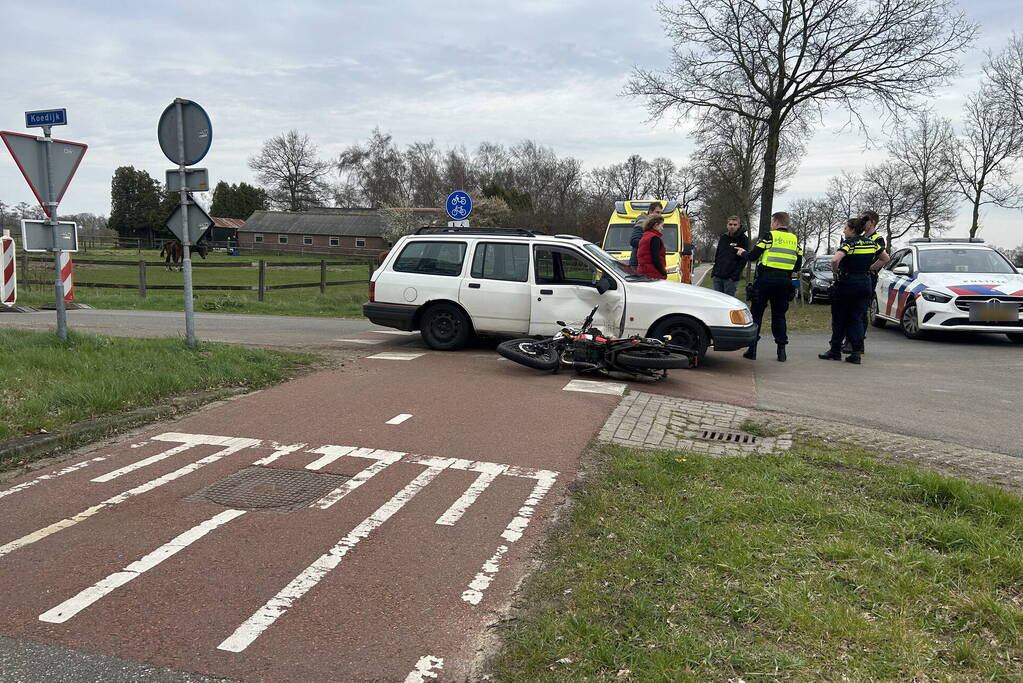 Bestuurder van brommer gewond bij botsing met auto