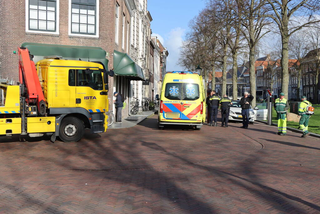 Automobiliste botst op beweegbare paal