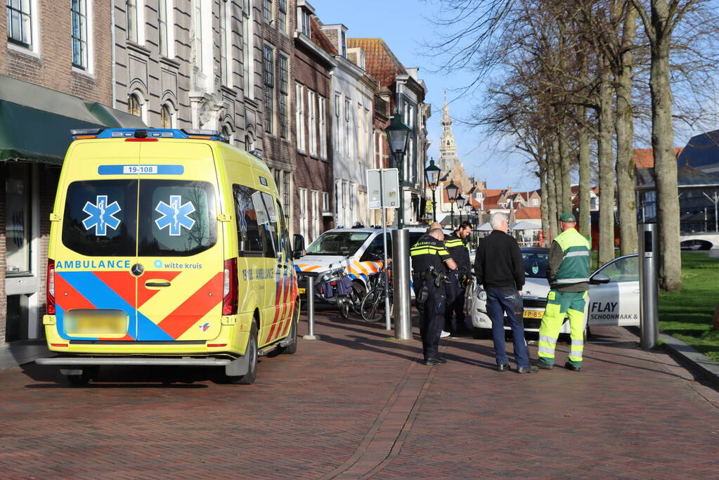 Automobiliste botst op beweegbare paal