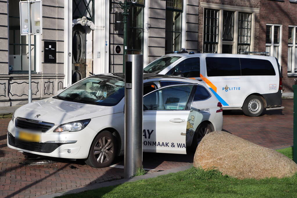 Automobiliste botst op beweegbare paal