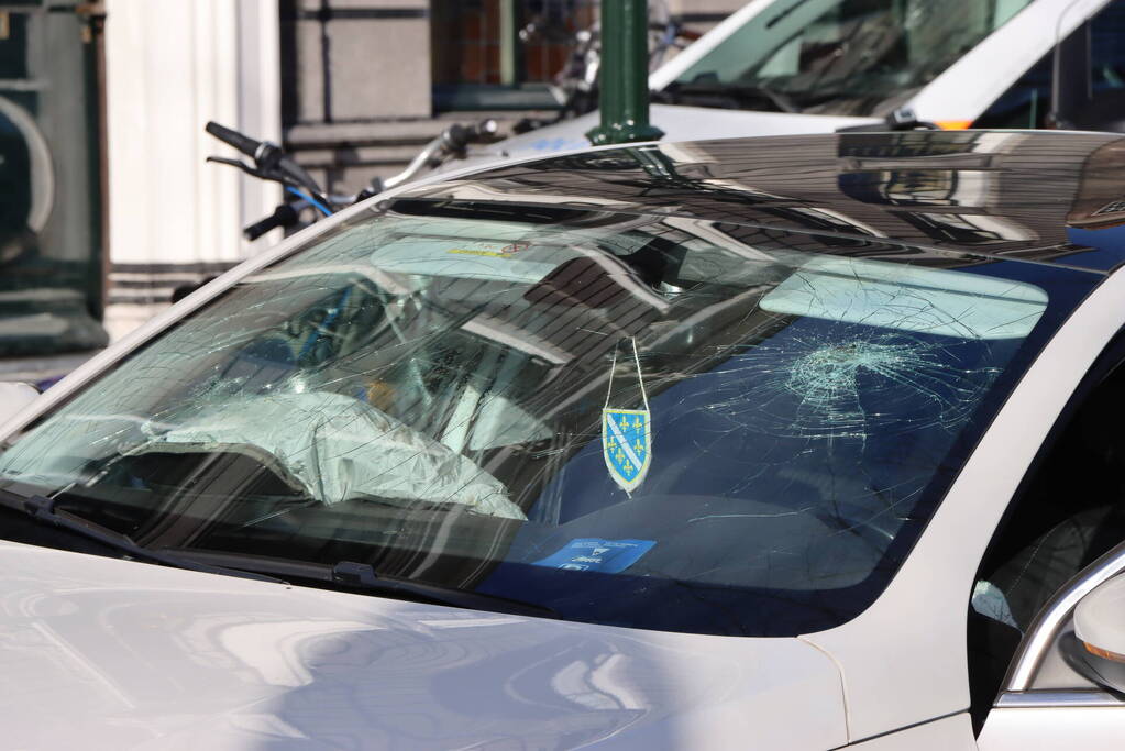 Automobiliste botst op beweegbare paal