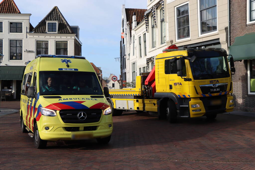 Automobiliste botst op beweegbare paal