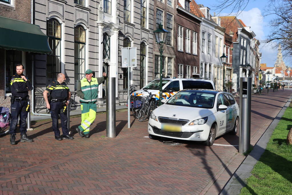 Automobiliste botst op beweegbare paal