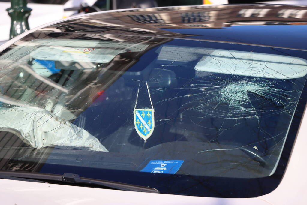 Automobiliste botst op beweegbare paal