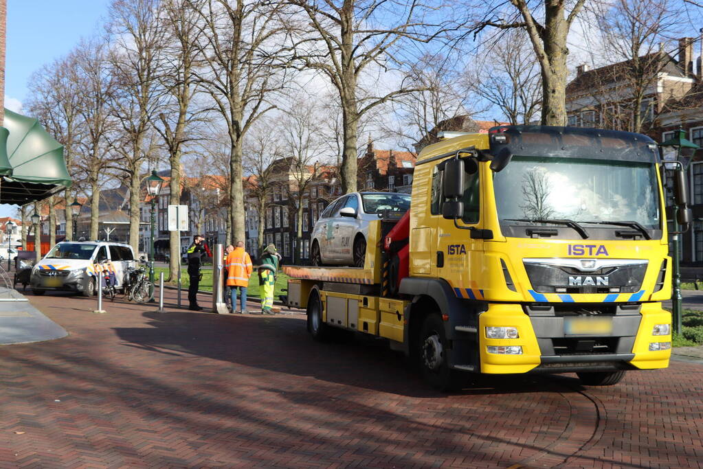 Automobiliste botst op beweegbare paal