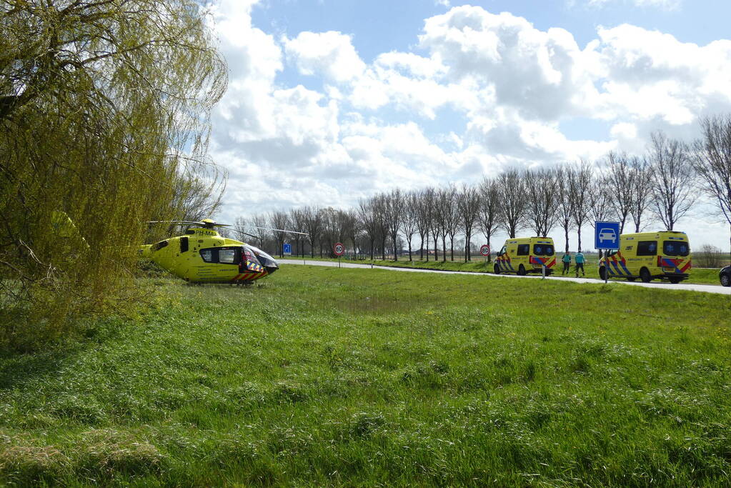 Traumahelikopter landt naast snelweg