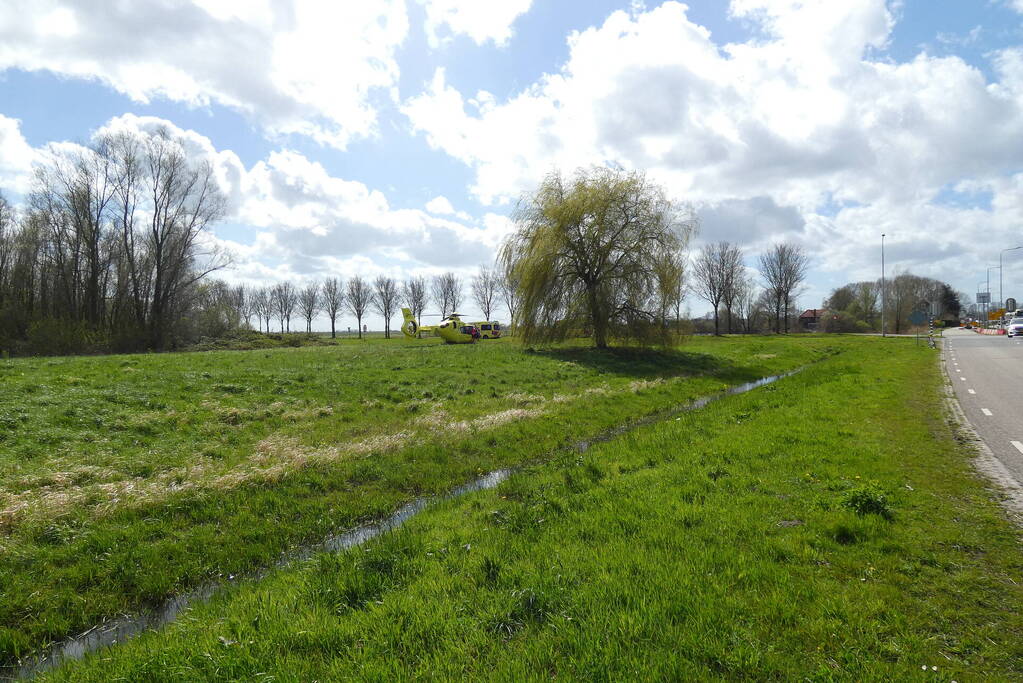 Traumahelikopter landt naast snelweg