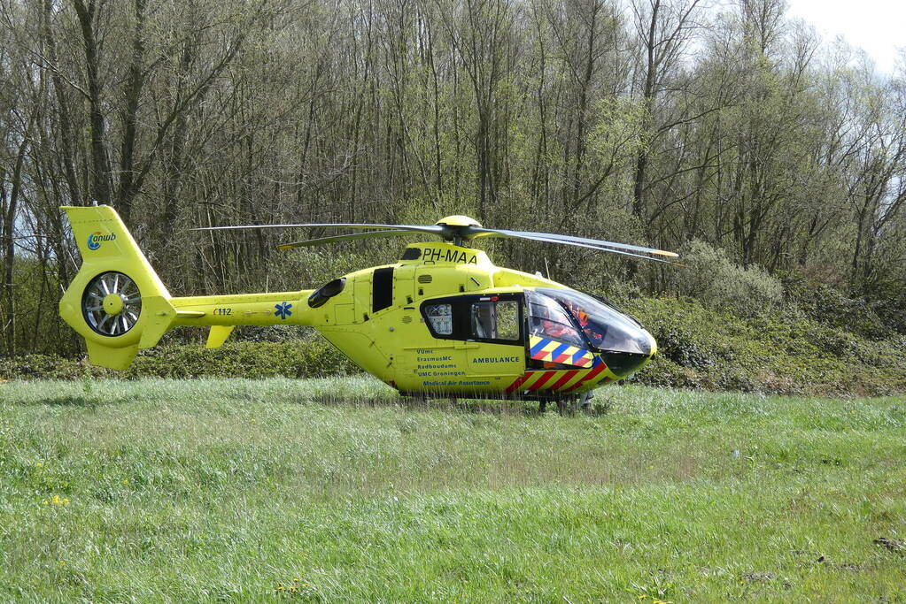 Traumahelikopter landt naast snelweg