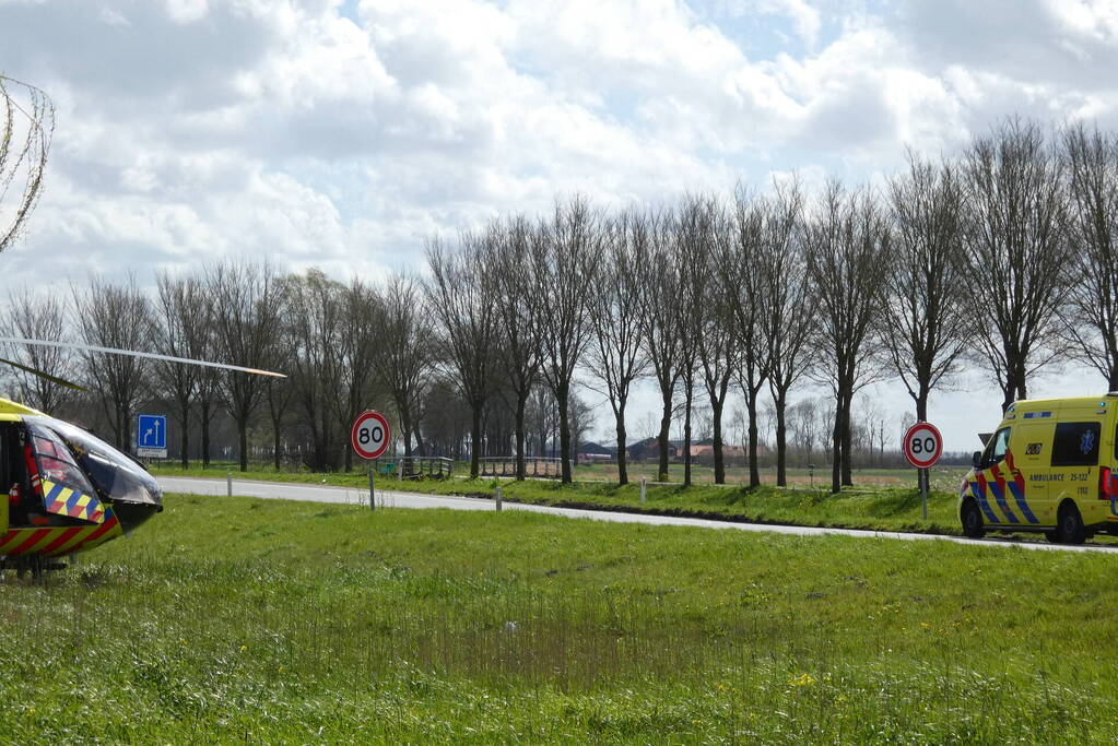 Traumahelikopter landt naast snelweg