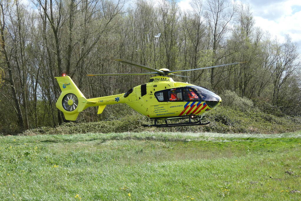 Traumahelikopter landt naast snelweg
