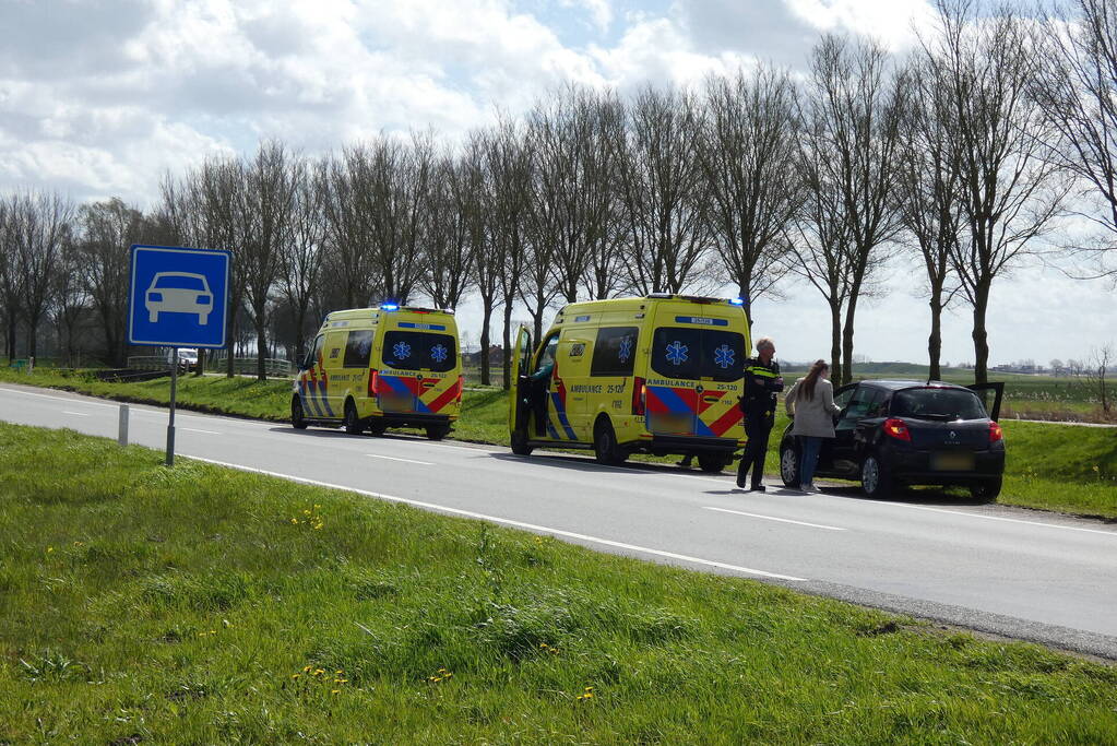 Traumahelikopter landt naast snelweg