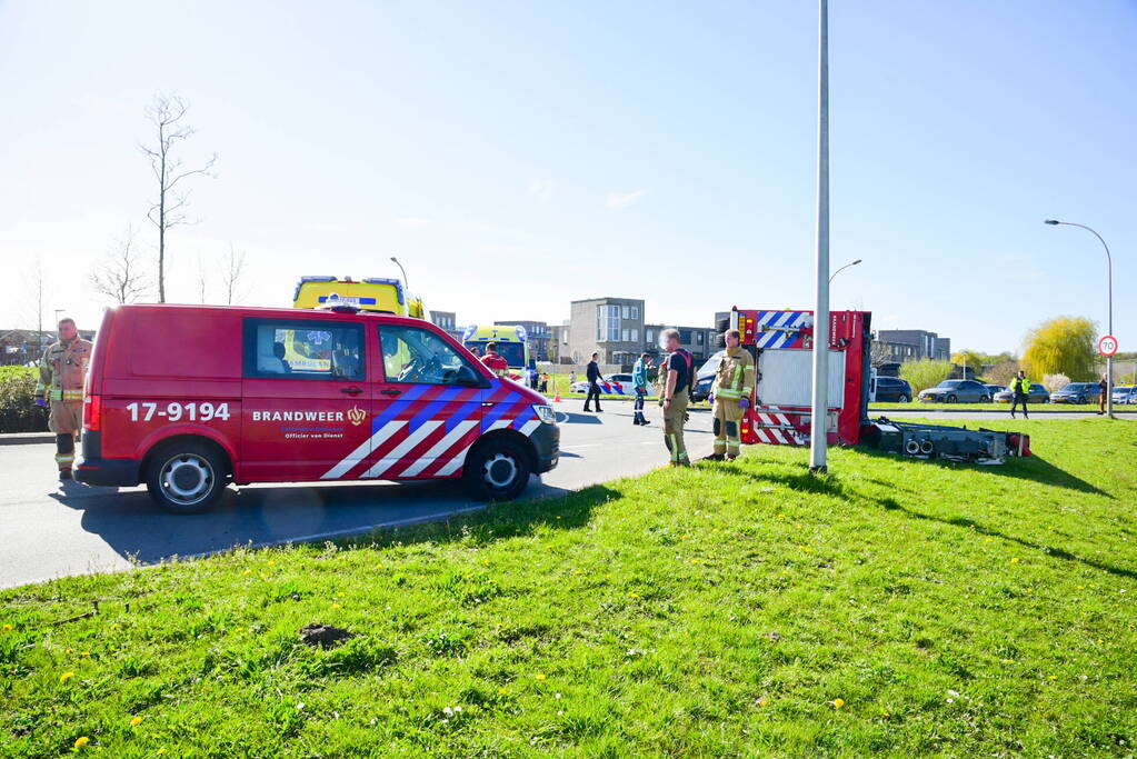 Brandweervoertuig op de zijkant tijdens spoedrit