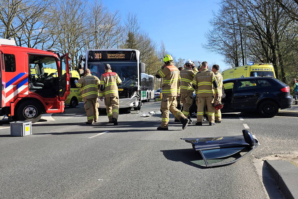 Zwaargewonde na aanrijding met lijnbus