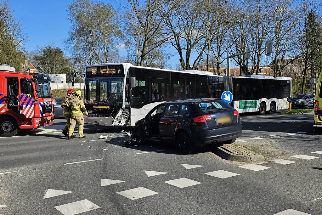 Zwaargewonde na aanrijding met lijnbus