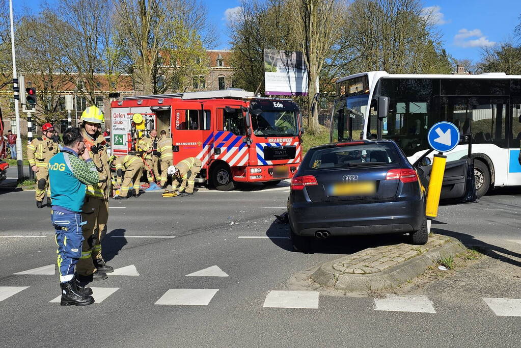 Zwaargewonde na aanrijding met lijnbus