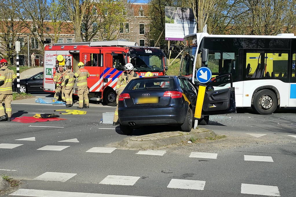 Zwaargewonde na aanrijding met lijnbus
