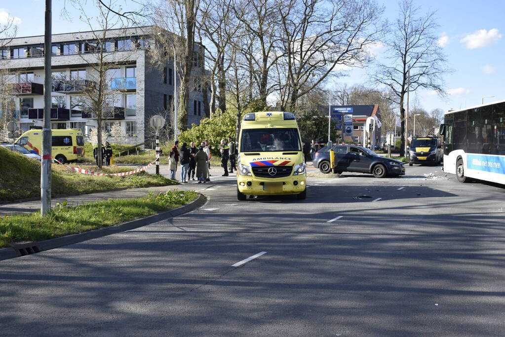 Zwaargewonde na aanrijding met lijnbus