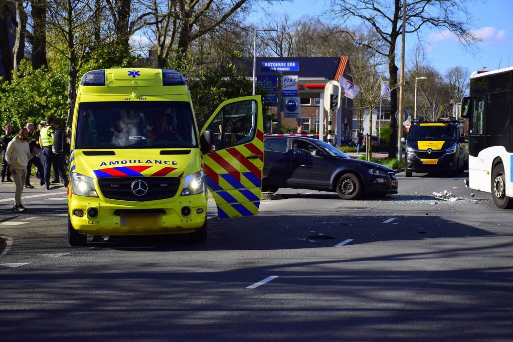 Zwaargewonde na aanrijding met lijnbus