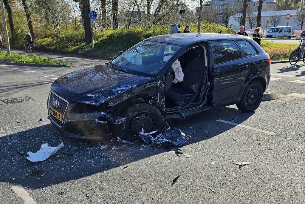 Zwaargewonde na aanrijding met lijnbus