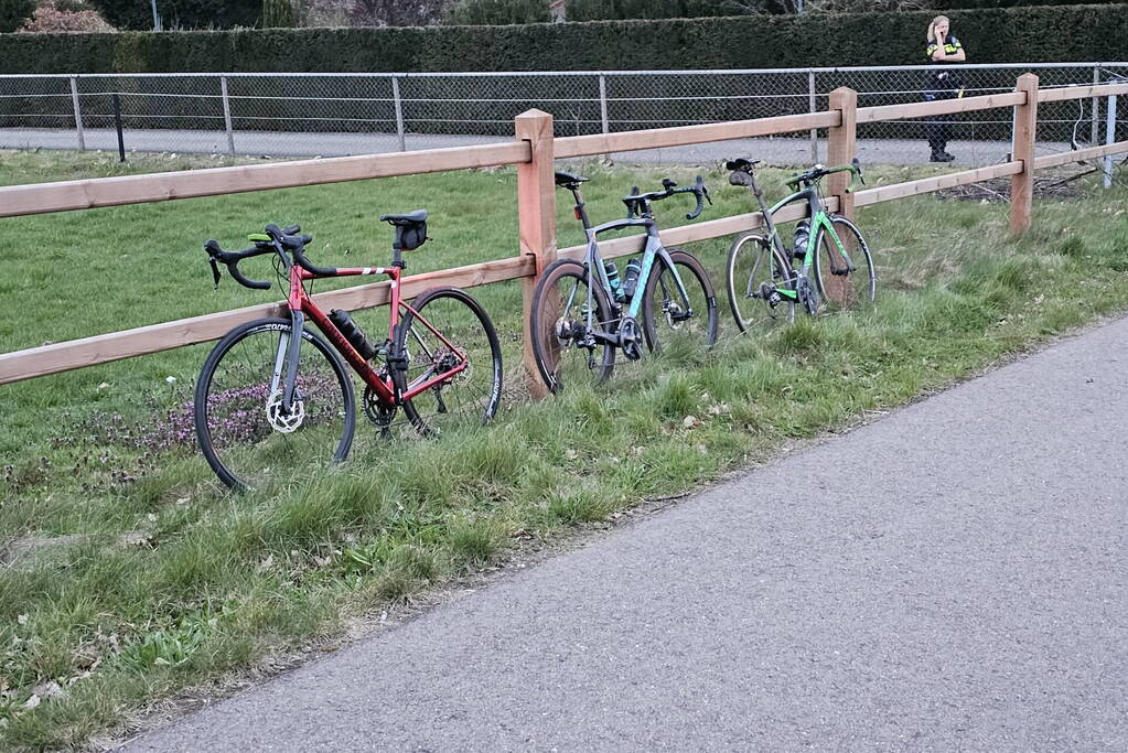 Meerdere wielrenners gewond naar ziekenhuis