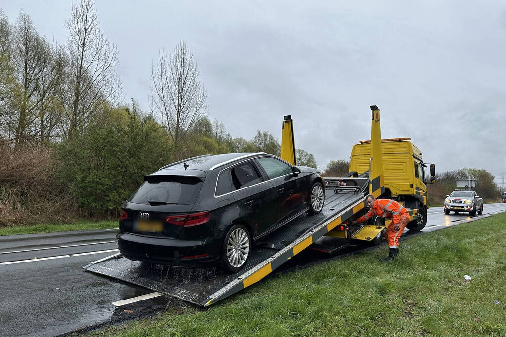 Auto raakt van de weg in belandt in sloot