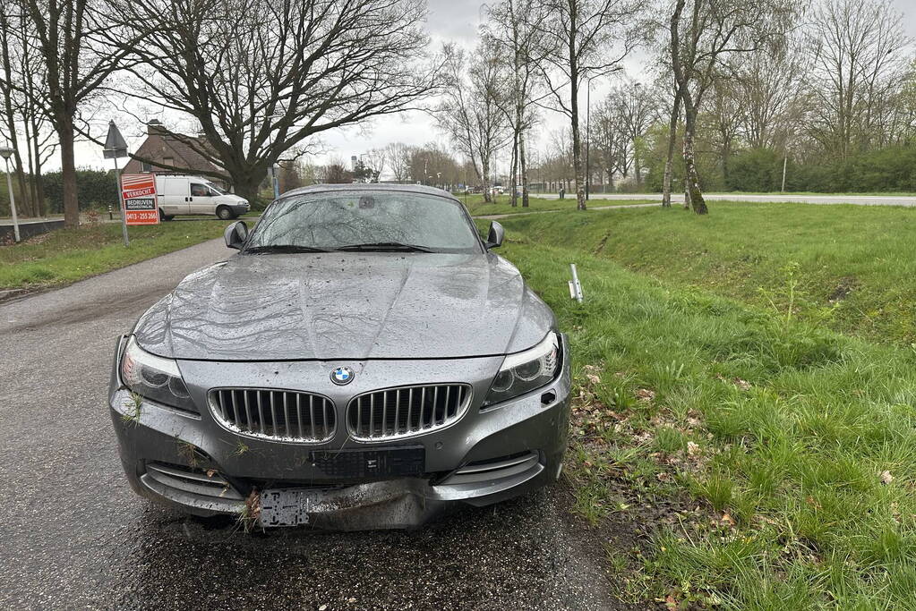 Auto raakt van de weg en loopt schade op