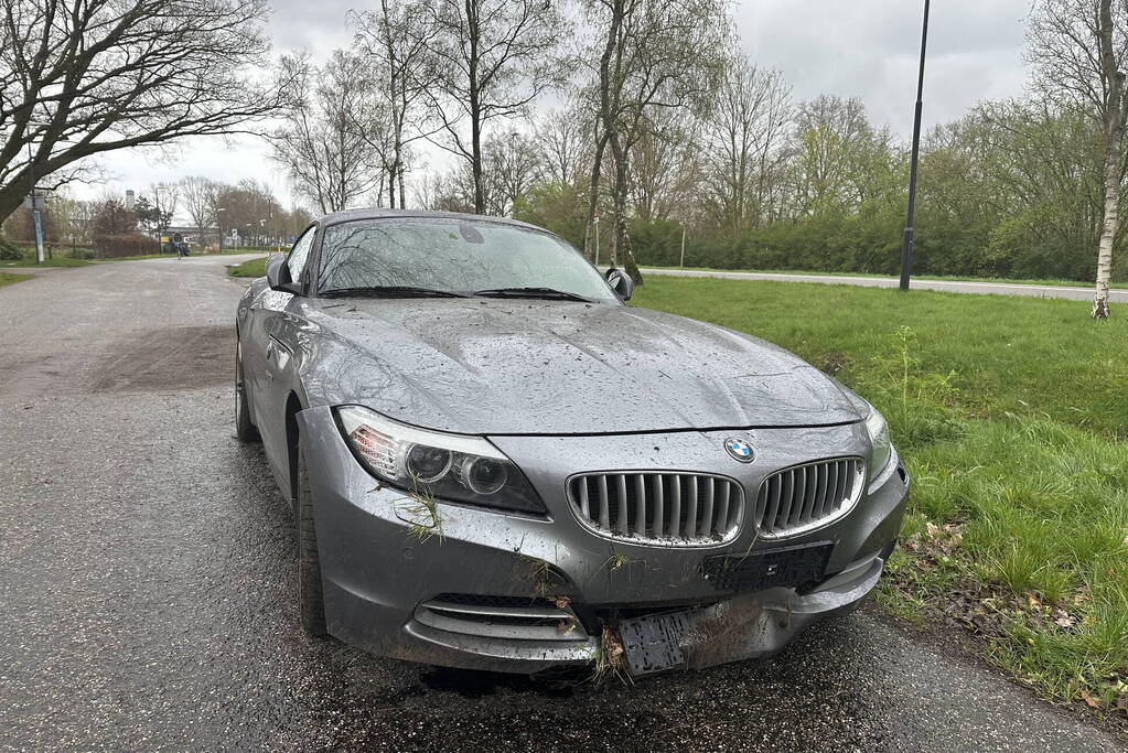 Auto raakt van de weg en loopt schade op