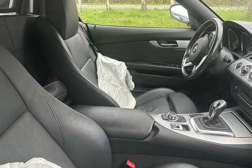 Auto raakt van de weg en loopt schade op