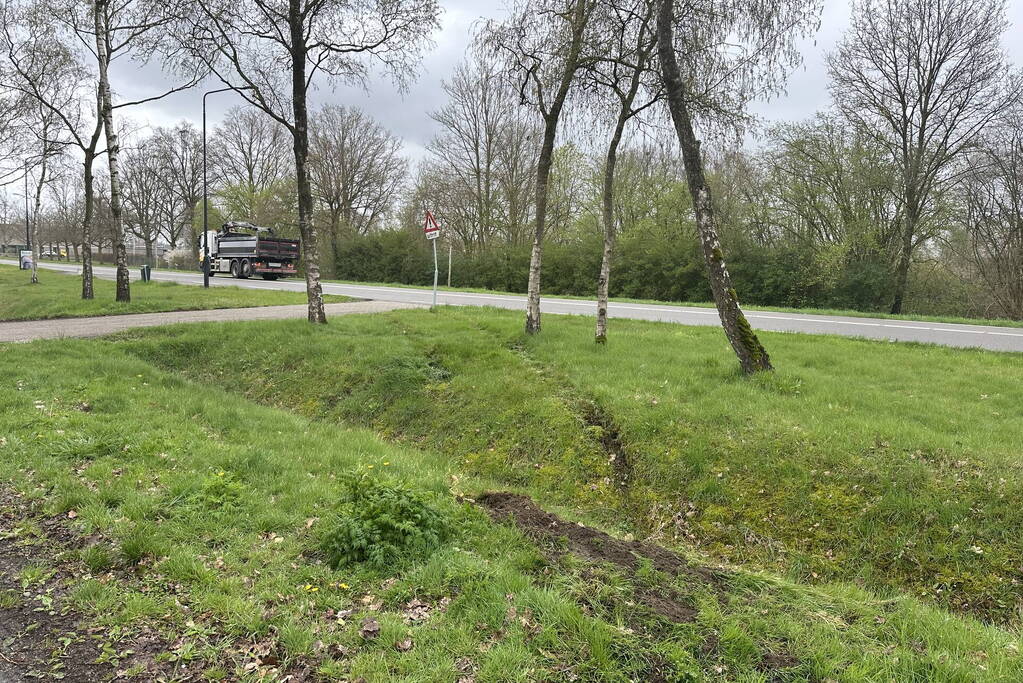 Auto raakt van de weg en loopt schade op