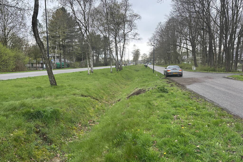 Auto raakt van de weg en loopt schade op