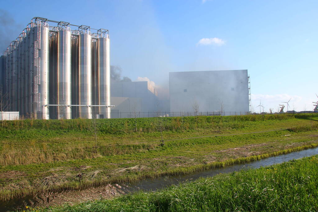 Zeer grote brand in cacao opslag