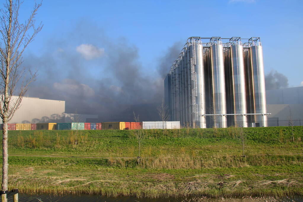 Zeer grote brand in cacao opslag