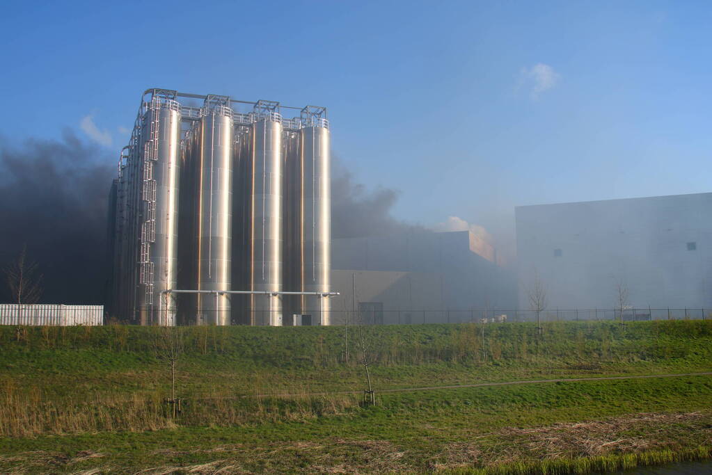 Zeer grote brand in cacao opslag