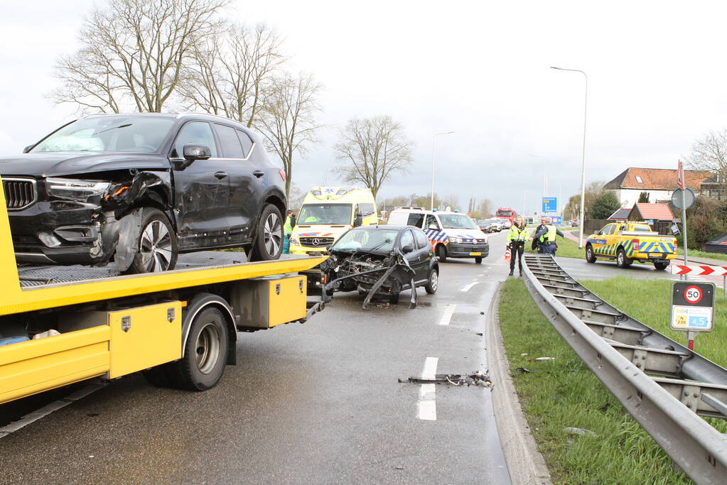 Weg afgesloten door flinke botsing