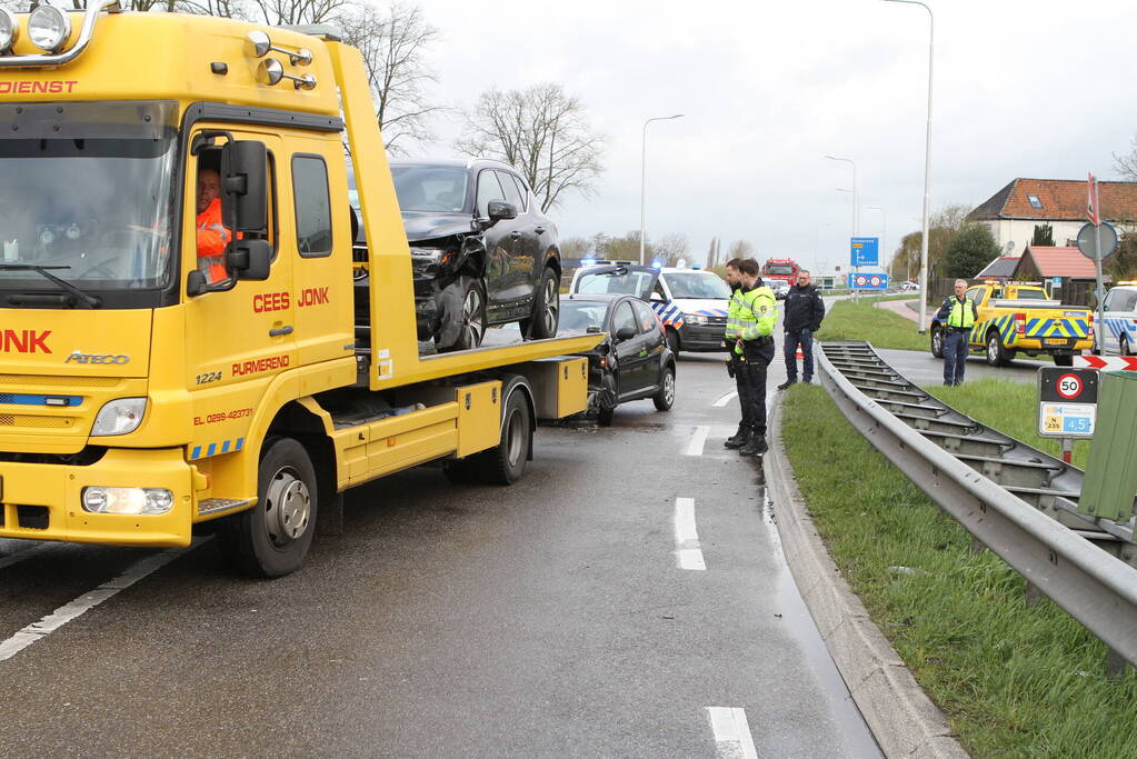 Weg afgesloten door flinke botsing