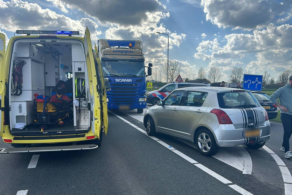 Fietsster ernstig gewond bij botsing met auto