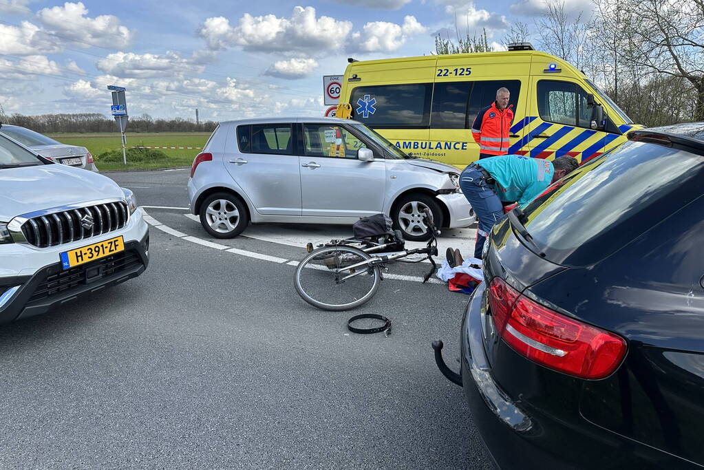 Fietsster ernstig gewond bij botsing met auto