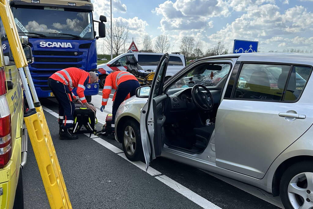 Fietsster ernstig gewond bij botsing met auto