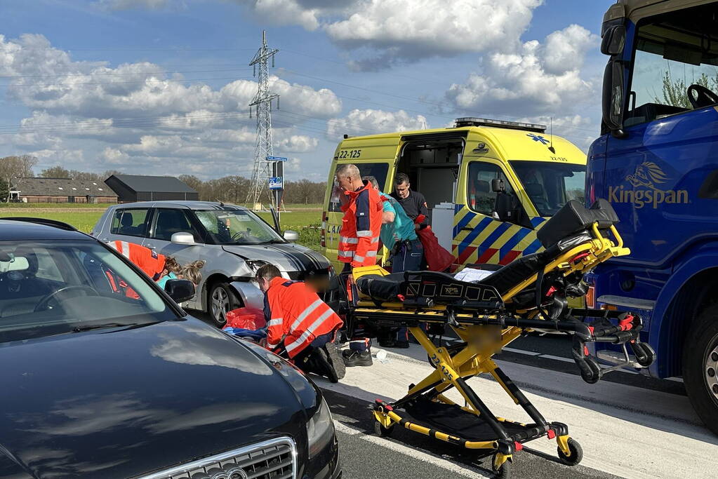 Fietsster ernstig gewond bij botsing met auto
