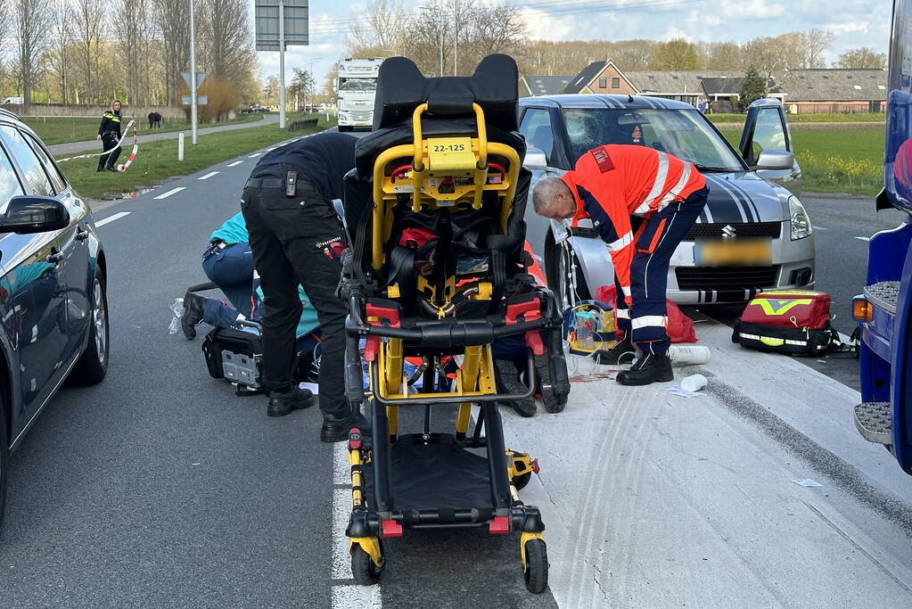 Fietsster ernstig gewond bij botsing met auto