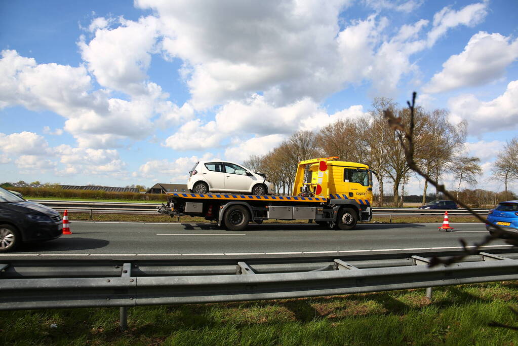 Twee auto's botsen op elkaar