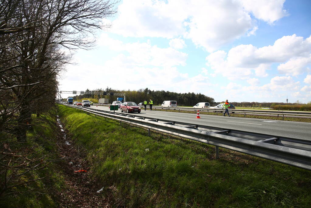 Twee auto's botsen op elkaar