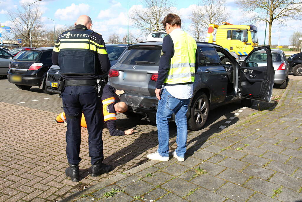 Twee auto's botsen op elkaar