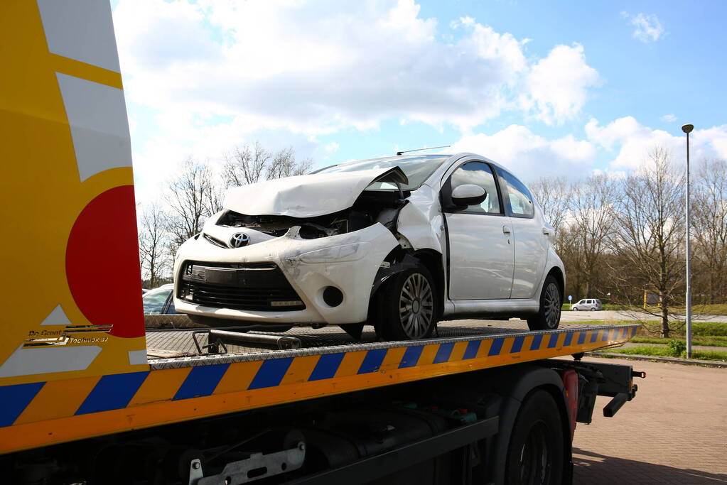 Twee auto's botsen op elkaar