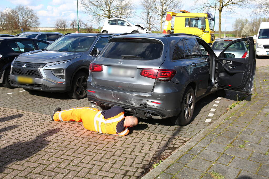 Twee auto's botsen op elkaar