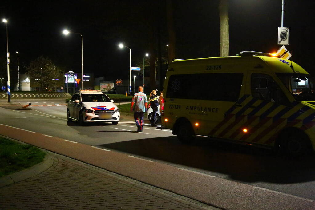 Automobilist eindigt tegen boom